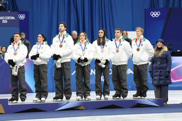 February 8, 2026, Milan, Lombardy, Italy: MARCO FABBRI, CHARLENE GUIGNARD, NICCOLO MACII, SARA CONTI, LARA NAKI GUTMANN, MATTEO RIZZO and DANIEL GRASSL of Team Italy celebrate winning the silver medal during the Victory Ceremony of the Figure skating, Eiskunstlauf Team Event at the Milano Cortina 2026 Winter Olympic Games, Olympische Spiele, Olympia, OS Milan Italy - ZUMAc179 20260208_oly_c179_134 Copyright: xMickaelxChavetx