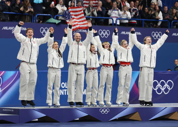 February 8, 2026, Milan, Lombardy, Italy: EVAN BATES, MADISON CHOCK, DANNY O SHEA, ELLIE KAM, ALYSA LIU, AMBER GLENN and ILIA MALININ of Team USA celebrate winning the gold medal during the Victory Ceremony of the Figure skating, Eiskunstlauf Team Event at the Milano Cortina 2026 Winter Olympic Games, Olympische Spiele, Olympia, OS Milan Italy - ZUMAc179 20260208_oly_c179_135 Copyright: xMickaelxChavetx