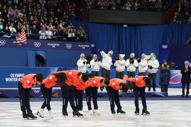 February 8, 2026, Milan, Lombardy, Italy: YUMA KAGIYAMA, SATO SHUN, MIURA RIKU, KIHARA RYUICHI, YOSHIA UTANA, MASAYA MORITA and SAKAMOTO KAORI of Team Japan celebrate winning the silver medal during the Victory Ceremony of the Figure skating, Eiskunstlauf Team Event at the Milano Cortina 2026 Winter Olympic Games, Olympische Spiele, Olympia, OS Milan Italy - ZUMAc179 20260208_oly_c179_154 Copyright: xMickaelxChavetx