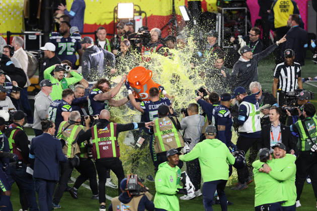 SANTA CLARA, CA - FEBRUARY 08: Head Coach Mike Macdonald of the Seattle Seahawks is given a Gatorade bath by his players after the Seattle Seahawks defeat the New England Patriots 29-13 in Super Bowl LX on February 8, 2026, at Levi s Stadium in Santa Clara, CA. (Photo by Matthew Huang Icon Sportswire) NFL, American Football Herren, USA FEB 08 Super Bowl LX Seahawks vs Patriots EDITORIAL USE ONLY Icon26010126540