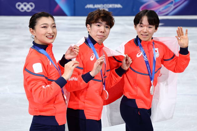 (L-R) Kaori Sakamoto, Shun Sato, Yuma Kagiyama (JPN), FEBRUARY 8, 2026 - Figure skating, Eiskunstlauf : Team Medal Ceremony during the Milano Cortina 2026 Olympic Winter games, Winterspiele,Spiele, Summer games at Milano Ice Skating Arena in Milan, Italy. Noxthirdxpartyxsales  aflo_319044217