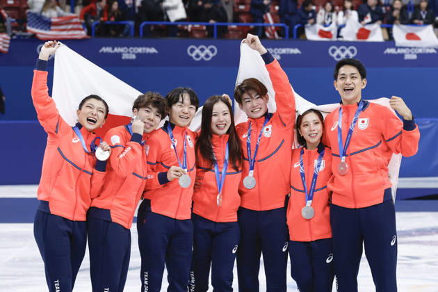 Milan Cortina Olympics: Figure skating, Eiskunstlauf Members of the Japanese figure skating team -- (from L) Kaori Sakamoto, Shun Sato, Yuma Kagiyama, Utana Yoshida, Masaya Morita, Riku Miura and Ryuichi Kihara -- pose after winning silver in the team event at the Milan Cortina Olympics at Milano Ice Skating Arena in Milan on Feb. 8, 2026.  A14AA0005258920P