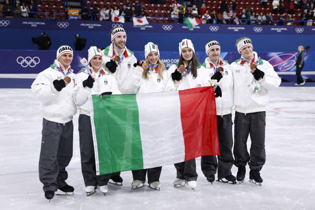 Milan Cortina Olympics: Figure skating, Eiskunstlauf Members of the Italian figure skating team pose after winning bronze in the team event at the Milan Cortina Olympics at Milano Ice Skating Arena in Milan on Feb. 8, 2026.  A14AA0005258924P