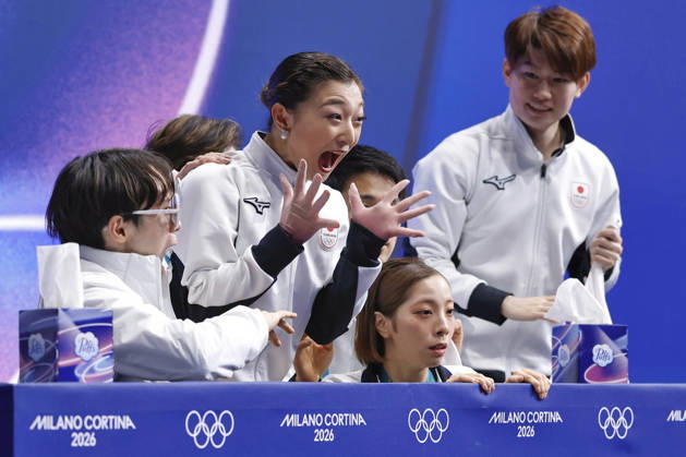 Milan Cortina Olympics: Figure skating, Eiskunstlauf Japan s Kaori Sakamoto (2nd from L) reacts to her scores in the kiss and cry area after performing in the women s free program during the figure skating team event at the Milan Cortina Olympics at Milano Ice Skating Arena in Milan on Feb. 8, 2026.  A14AA0005258963P
