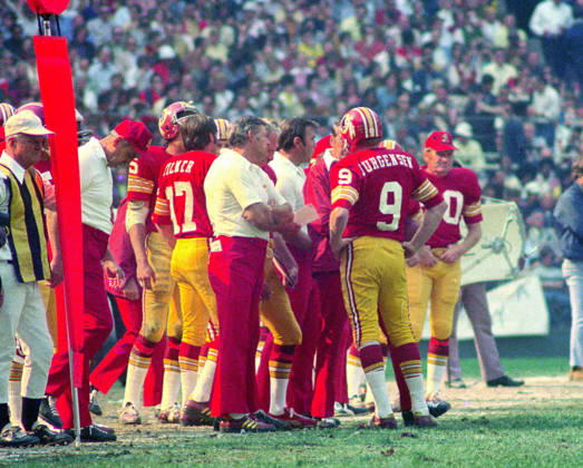 October 13, 1974, Washington, District Of Columbia, USA: Washington Redskins quarterback Sonny Jurgensen 9 discusses strategy during the game against the Miami Dolphins at RFK Stadium in Washington, DC on October 13, 1974. The Redskins won the game 20 - 17 Washington USA - ZUMAs152 19741013_faa_s152_003 Copyright: xArniexSachsx Washington USA - ZUMA0846 19741013_faa_s152_003 Copyright: xIMAGO ArniexSachsx