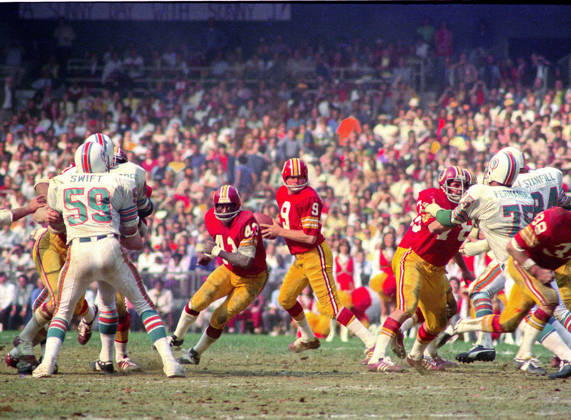 October 13, 1974, Washington, District Of Columbia, USA: Washington Redskins quarterback Sonny Jurgensen 9 looks for a receiver during the game against the Miami Dolphins at RFK Stadium in Washington, DC on October 13, 1974. Also pictured are Dolphins left linebacker Doug Swift 59, Redskins running back Larry Brown 43, Redskins right guard Walt Sweeney 78, Dolphins left defensive tackle Manny Fernandez 75, and Dolphins right defensive end Bill Stanfill 84. The Redskins won the game 20 - 17 Washington USA - ZUMAs152 19741013_faa_s152_005 Copyright: xArniexSachsx Washington USA - ZUMA0846 19741013_faa_s152_005 Copyright: xIMAGO ArniexSachsx