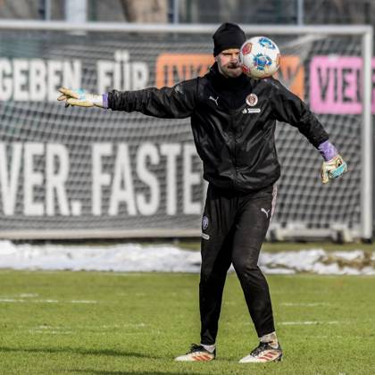 Ben Voll ( Pauli ) am Ball Deutschland , Hamburg , Trainingsgelände an der Kollaustrasse , Fussball , 1. Bundesliga , Training des FC St Pauli