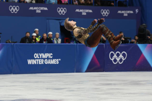 February 10, 2026, Milan, Lombardy, Italy: ILIA MALININ of USA executes his signature backflip during the Men s Single Skating short program of the Figure skating, Eiskunstlauf Team Event at the Milano Cortina 2026 Winter Olympic Games, Olympische Spiele, Olympia, OS Milan Italy - ZUMAc179 20260210_oly_c179_215 Copyright: xMickaelxChavetx