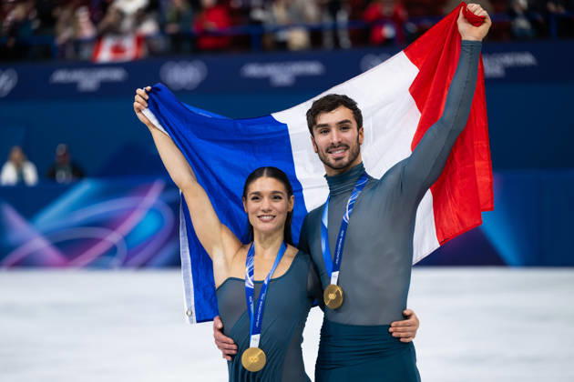 260211 Laurence Fournier Beaudry and Guillaume Cizeron of France celebrate with their gold medals after competing in the Figure skating, Eiskunstlauf ice dance - free dance program during day 5 of the 2026 Winter Olympics on February 11, 2026 in Milan. Photo: Emma Wallskog BILDBYRAN kod EW EW0627 konstakning figure skating kunstlop Olympic Games, Olympische Spiele, Olympia, OS olympics winter olympics os ol olympiska spel vinter-os olympiske leker milano cortina 2026 milan cortina 2026 milano cortina 2026 olympic games milano cortina 2026 winter olympic games milano cortina-os milano cortina-ol vinter-ol 5 bbeng isdans ice dance Copyright: EMMAxWALLSKOG BB260211EW084