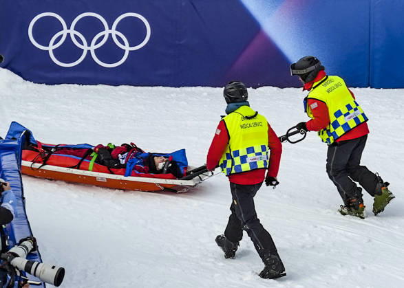 LIVIGNO, ITALY - FEBRUARY 11: Liu Jiayu of Team China receives medical assistance in the Women s Snowboard Halfpipe Qualification on day five of the Milano Cortina 2026 Winter Olympic Games, Olympische Spiele, Olympia, OS at Livigno Snow Park on February 11, 2026 in Livigno, Italy. Copyright: xCHINASPORTSx 111620567530