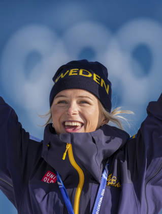 Winter Olympics in Milan Cortina 2026 Val di Fiemme, Italy 20260212 Frida Karlsson from Sweden with the gold medal on the podium after the women s cross country 10 km skating at Lago di Tesero during the Winter Olympics in Milano Cortina 2026 Photo Lise Aaserud NTB Val di Fiemme Italy EDITORIAL USE ONLY RESTRICTED USE FOR BETTING COMPANIES  Copyright: xLisexAserudx xNTBx