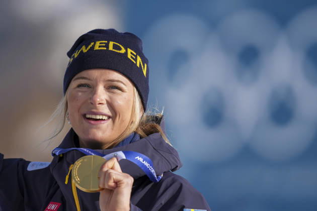 Winter Olympics in Milan Cortina 2026 Val di Fiemme, Italy 20260212 Frida Karlsson from Sweden with the gold medal on the podium after the women s cross country 10 km skating at Lago di Tesero during the Winter Olympics in Milano Cortina 2026 Photo Lise Aaserud NTB Val di Fiemme Italy EDITORIAL USE ONLY RESTRICTED USE FOR BETTING COMPANIES  Copyright: xLisexAserudx xNTBx