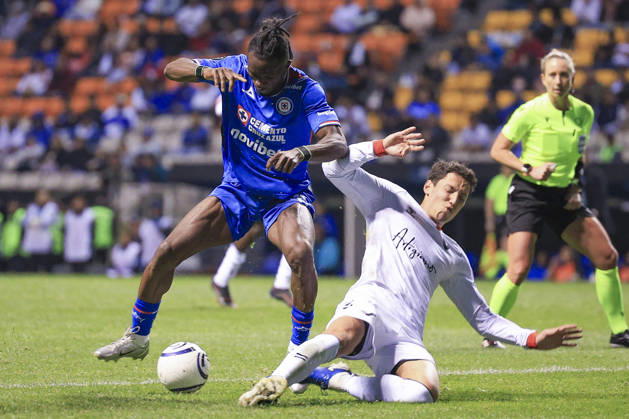 CONCACAF CHAMPIONS CUP 2026 CONCACAF CHAMPIONS CUP 2026 CRUZ AZUL VS VANCOUVER 12022026 PUEBLA, PUEBLA. Action photo of Christian Ebere (L) of Cruz Azul of the Liga BBVA MX, and a defender (R) of the Vancouver FC of the Canadian Premier League, during round 1 game of the CONCACAF Champions Cup 2026 at the Estadio Cuauhtemoc of Puebla, Mexico. Foto de accion de Christian Ebere (I) de Cruz Azul de la Liga BBVA MX y un defensor (D) del Vancouver FC de la Liga Premier Canadiense, durante juego de la ronda 1 de la CONCACAF Champions Cup 2026, celebrado en el Estadio Cuauhtemoc de Puebla, Mexico. Photo by IMAGENSHOP AGENCIA FOTOGRAFICA PUEBLA PUEBLA MEXICO Copyright: xIMAGENSHOPxAGENCIAxFOTOGRAFICAx