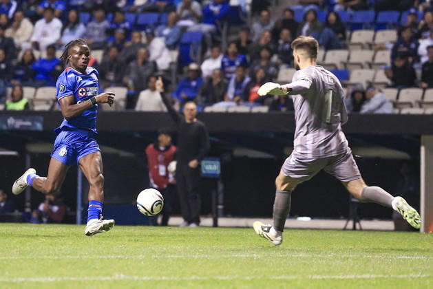 CONCACAF CHAMPIONS CUP 2026 CONCACAF CHAMPIONS CUP 2026 CRUZ AZUL VS VANCOUVER 12022026 PUEBLA, PUEBLA. Action photo of Christian Ebere (L) of Cruz Azul of the Liga BBVA MX, and Callum Irving (R) of the Vancouver FC of the Canadian Premier League, during round 1 game of the CONCACAF Champions Cup 2026 at the Estadio Cuauhtemoc of Puebla, Mexico. Foto de accion de Christian Ebere (I) de Cruz Azul de la Liga BBVA MX y Callum Irving (D) del Vancouver FC de la Liga Premier Canadiense, durante juego de la ronda 1 de la CONCACAF Champions Cup 2026, celebrado en el Estadio Cuauhtemoc de Puebla, Mexico. Photo by IMAGENSHOP AGENCIA FOTOGRAFICA PUEBLA PUEBLA MEXICO Copyright: xIMAGENSHOPxAGENCIAxFOTOGRAFICAx