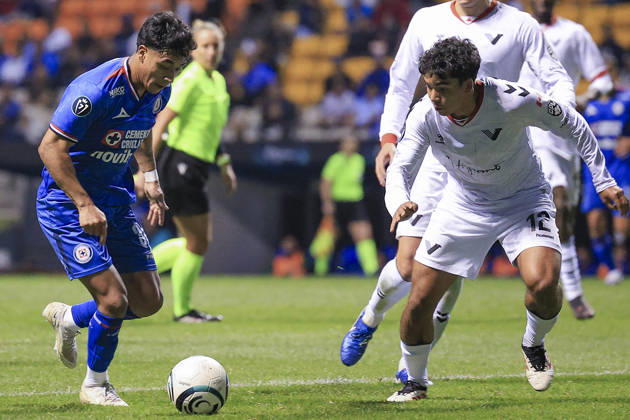 CONCACAF CHAMPIONS CUP 2026 CONCACAF CHAMPIONS CUP 2026 CRUZ AZUL VS VANCOUVER 12022026 PUEBLA, PUEBLA. Action photo of Amaury Morales (L) of Cruz Azul of the Liga BBVA MX and Tyler Crawford (R) of the Vancouver FC of the Canadian Premier League, during round 1 game of the CONCACAF Champions Cup 2026 at the Estadio Cuauhtemoc of Puebla, Mexico. Foto de accion de Amaury Morales (I) de Cruz Azul de la Liga BBVA MX y Tyler Crawford (D) del Vancouver FC de la Liga Premier Canadiense, durante juego de la ronda 1 de la CONCACAF Champions Cup 2026, celebrado en el Estadio Cuauhtemoc de Puebla, Mexico. Photo by IMAGENSHOP AGENCIA FOTOGRAFICA PUEBLA PUEBLA MEXICO Copyright: xIMAGENSHOPxAGENCIAxFOTOGRAFICAx