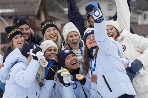 Cross-Country Skiing - Milano Cortina 2026 Winter Olympics: Day 8 Silver medallists Sweden s Jonna Sundling, Sweden s Frida Karlsson, Sweden s Ebba Andersson and Sweden s Linn Svahn, gold medallists Norway s Heidi Weng, Norway s Karoline Simpson-Larsen, Norway s Astrid Oeyre Slind and Norway s Kristin Austgulen Fosnaes, and Bronze medallists Finland s Jasmi Joensuu, Finland s Vilma Ryytty, Finland s Kerttu Niskanen and Finland s Johanna Matintalo celebrate on the podium for the cross-country women s 4 x 7,5km relay event of the Milano Cortina 2026 Winter Olympic Games, Olympische Spiele, Olympia, OS at Tesero Cross-Country Skiing Stadium in Lago di Tesero (Val di Fiemme), on February 14, 2026 Tesero Italy Copyright: xAndrzejxIwanczukx originalFilename:iwanczuk-crosscou260214_npLMI.jpg