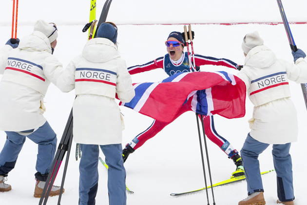 Winter Olympics in Milan Cortina 2026 Val di Fiemme, Italy 20260214 Kristin Austgulen Fosnaes, Astrid oyre Slind, Karoline Simpson Larsen and Heidi Weng from Norway cheer during the women s 4 x 7 5 km cross country relay at Lago di Tesero during the Winter Olympics in Milano Cortina 2026 Photo Lise Aserud NTB Val di Fiemme Italy EDITORIAL USE ONLY RESTRICTED USE FOR BETTING COMPANIES  Copyright: xLisexAserudx xNTBx