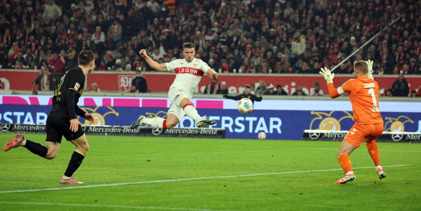14.02.26 VfB Stuttgart - 1. FC Köln Deutschland, Stuttgart, 14.02.2026, Fussball, Bundesliga, Saison 2025 2026, VfB Stuttgart - 1. FC Köln: v.l. Ermedin Demirovic (VfB Stuttgart), Marvin Schwäbe (1. FC Köln); Tor 1:0 Demirovic.