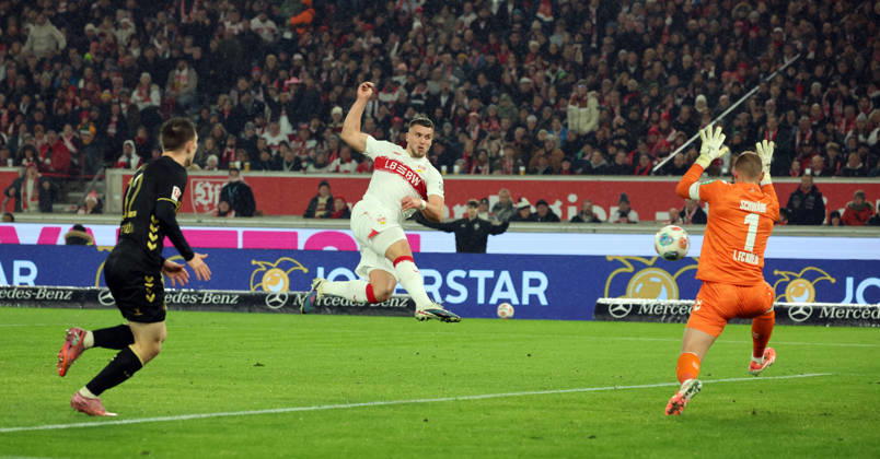 14.02.26 VfB Stuttgart - 1. FC Köln Deutschland, Stuttgart, 14.02.2026, Fussball, Bundesliga, Saison 2025 2026, VfB Stuttgart - 1. FC Köln: v.l. Ermedin Demirovic (VfB Stuttgart), Marvin Schwäbe (1. FC Köln); Tor 1:0 Demirovic.