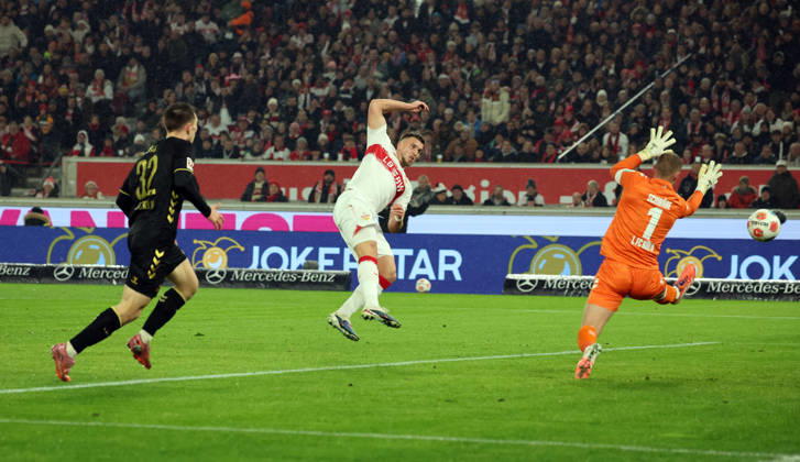 14.02.26 VfB Stuttgart - 1. FC Köln Deutschland, Stuttgart, 14.02.2026, Fussball, Bundesliga, Saison 2025 2026, VfB Stuttgart - 1. FC Köln: v.l. Ermedin Demirovic (VfB Stuttgart), Marvin Schwäbe (1. FC Köln); Tor 1:0 Demirovic.