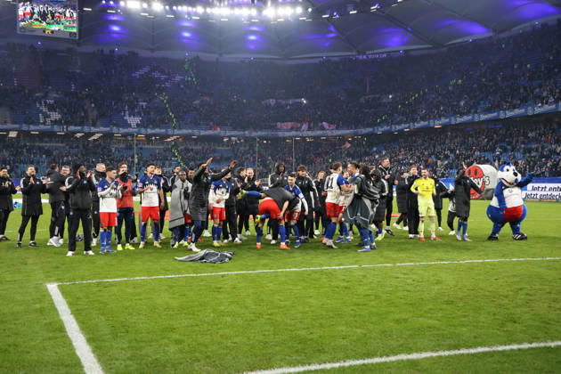 2026.02.14 xfsx Fussball 1. Bundesliga Hamburger Sportverein - 1.FC Union Berlin v.l. Die Mannschaft vom Hamburger SV feiert mit den Fans den 3:2 Sieg gegen 1.FC Union Berlin (DFL regulations prohibit any use of photographs as image sequences and or quasi-video. Copyright: HMBxMedia FernandoxSoares