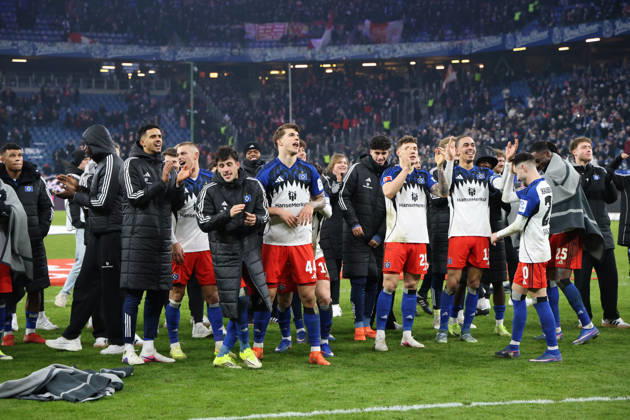 2026.02.14 xfsx Fussball 1. Bundesliga Hamburger Sportverein - 1.FC Union Berlin v.l. Die Mannschaft vom Hamburger SV feiert mit den Fans den 3:2 Sieg gegen 1.FC Union Berlin Robert Glatzel (Hamburger SV ,9) , Miro Muheim (Hamburger SV ,28) , Nicolas Capaldo (Hamburger SV ,24) , Luka Vuskovic (Hamburger SV , 44) , Omar Megeed (Hamburger SV ,39) , Nicolai Remberg (Hamburger SV ,21) , Yussuf Poulsen (Hamburger SV , 15) , Fabio Daniel Ferreira Vieira (Hamburger SV ,20) (DFL regulations prohibit any use of photographs as image sequences and or quasi-video. Copyright: HMBxMedia FernandoxSoares