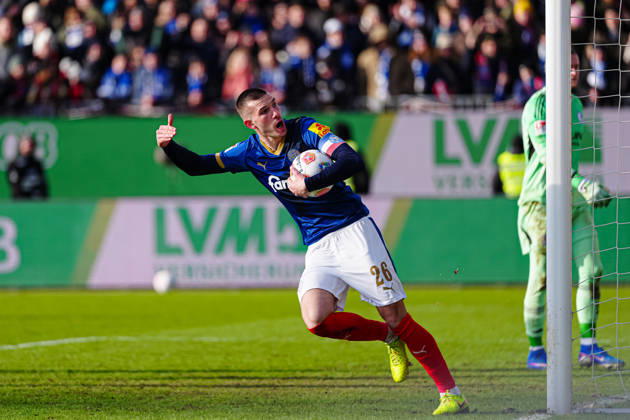 Torjubel nach Tor zum 1:2 per Elfmeter Strafstoss David Zec (Holstein Kiel, 26) GER, Holstein Kiel vs. FC Schalke 04, Fussball, 2. Bundesliga, Spieltag 22, Saison 2025 2026, 15.02.2026 DFL REGULATIONS PROHIBIT ANY USE OF PHOTOGRAPHS AS IMAGE SEQUENCES AND OR QUASI-VIDEO GER, Holstein Kiel vs. FC Schalke 04, Fussball, 2. Bundesliga, Spieltag 22, Saison 2025 2026, 15.02.2026 Kiel Copyright: xEibner-Pressefoto MarcelxvonxFehrnx EP_MFN