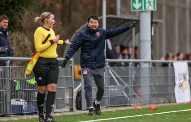 GER, Frankfurt, Eintracht Frankfurt II vs FSV Mainz 05, 2. Frauen Bundesliga, Fussball, DFB, Spielzeit 2025 2026, Stadion am Brentanobad, 17. Spieltag im Bild: Takashi Yamashita (Trainer Mainz 05 Frauen) DFB DFL REGULATIONS PROHIBIT ANY USE OF PHOTOGRAPHS AS IMAGE SEQUENCES AND OR QUASI-VIDEO, 15.02.2026 Copyright: HMBxMedia HendrikxHamelau