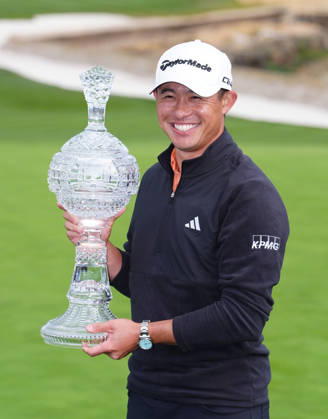 PEBBLE BEACH, CA - FEBRUARY 15: PGA, Golf Herren golfer Collin Morikawa poses with the trophy on February 15, 2026, after winning the PGA AT&T Pebble Beach Pro-Am at the Pebble Beach Golf Links at Pebble Beach, California. (Photo by Brian Spurlock Icon Sportswire) GOLF: FEB 15 PGA AT&T Pebble Beach Pro-Am EDITORIAL USE ONLY Icon26021577
