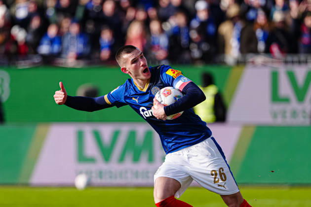 Torjubel nach Tor zum 1:2 per Elfmeter Strafstoss David Zec (Holstein Kiel, 26) GER, Holstein Kiel vs. FC Schalke 04, Fussball, 2. Bundesliga, Spieltag 22, Saison 2025 2026, 15.02.2026 DFL REGULATIONS PROHIBIT ANY USE OF PHOTOGRAPHS AS IMAGE SEQUENCES AND OR QUASI-VIDEO GER, Holstein Kiel vs. FC Schalke 04, Fussball, 2. Bundesliga, Spieltag 22, Saison 2025 2026, 15.02.2026 Kiel Copyright: xEibner-Pressefoto MarcelxvonxFehrnx EP_MFN