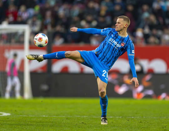 15.02.2026, Fussball 1. Bundesliga 2025 2026, 22.Spieltag, FC Augsburg - 1.FC Heidenheim, in der WWK-Arena Augsburg. Adrian Beck (1. FC Heidenheim 1846) am Ball