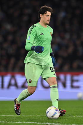 SSC Napoli v AS Roma - Serie A Mile Svilar of A.S. Roma plays during the 25th day of the Serie A Championship between S.S.C. Napoli and A.S. Roma at the Diego Armando Maradona Stadium in Naples, Italy, on February 15, 2026. Naples Italy  Copyright: xDomenicoxCippitellix originalFilename:cippitelli-sscnapol260215_np1tB