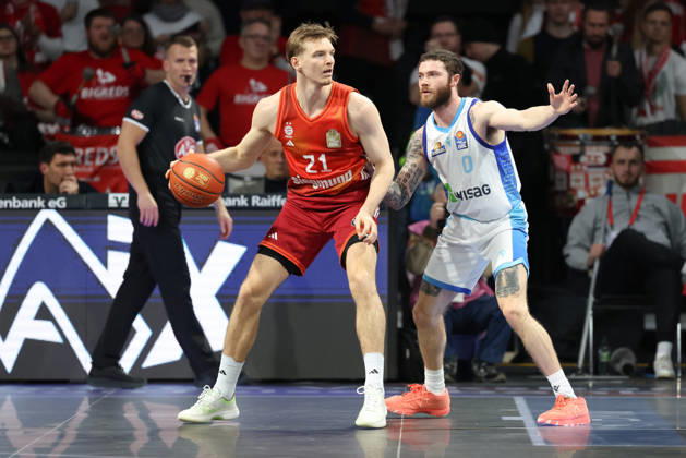 Justuz Hollatz (FC Bayern Basketball, 21) mit Logan Johnson (Skyliners Frankfurt, 00), GER, FC Bayern Basketball vs. Skyliners Frankfurt, Basketball, easycredit Basketball Bundesliga, 21. Spieltag, Saison 2025 2026, 17.02.2026, GER, FC Bayern Basketball vs. Skyliners Frankfurt, Basketball, easycredit Basketball Bundesliga, 21. Spieltag, Saison 2025 2026, 17.02.2026 Muenchen Copyright: xEibner-Pressefoto JennixMaulx EP_JML