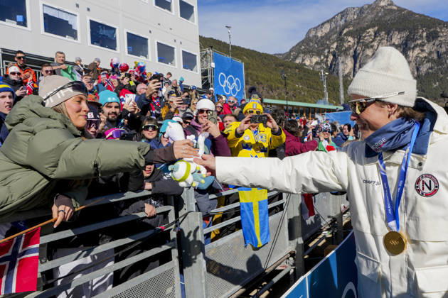 Winter Olympics in Milan Cortina 2026 Val di Fiemme, Italy 20260218 Johannes Hosflot Klaebo from Norway greets his girlfriend Pernille Dosvik after the cross country team sprint on Lago di Tesero during the Winter Olympics in Milano Cortina 2026 Photo Lise Aserud NTB Val di Fiemme Italy EDITORIAL USE ONLY RESTRICTED USE FOR BETTING COMPANIES  Copyright: xLisexAserudx xNTBx