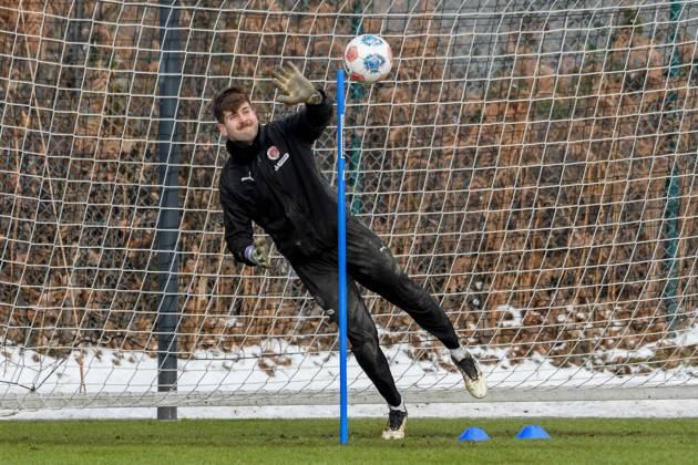Ben Voll ( Pauli ) am Ball Deutschland , Hamburg , Trainingsgelände an der Kollaustrasse , Fussball , 1. Bundesliga , Training des FC St Pauli