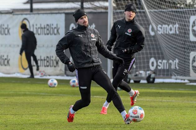 Connor Metcalfe ( Pauli ) am Ball Deutschland , Hamburg , Trainingsgelände an der Kollaustrasse , Fussball , 1. Bundesliga , Training des FC St Pauli