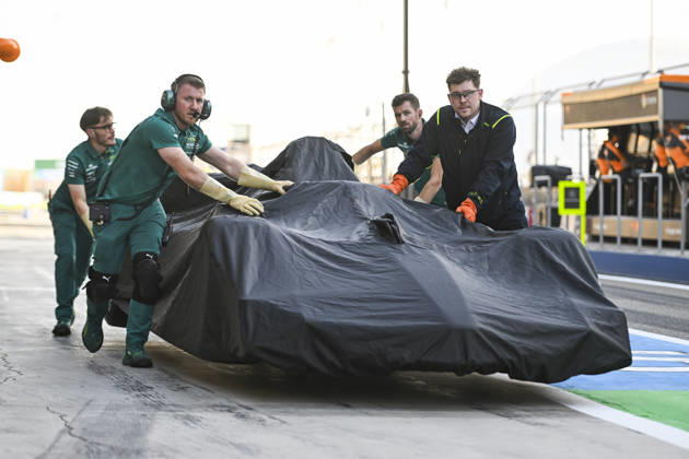 F1 - PRE-SEASON TESTING 2026 - BAHRAIN 2 14 ALONSO Fernando (spa), Aston Martin F1 Team AMR26, action after his mechanical problem during the Formula 1 Aramco pre-season testing 2026 of the 2026 FIA Formula One World Championship, WM, Weltmeisterschaft from February 18 to 20, 2026 on the Bahrain International Circuit, in Sakhir, Bahrain - SakhirBahrain Copyright: xALBERTOxVIMERCATIx