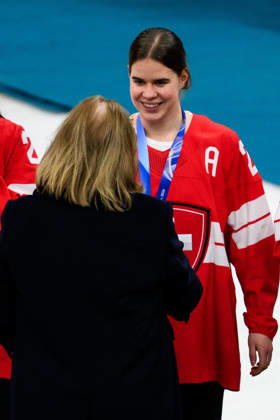 260219 Gunilla Lindberg, Secretary General of ANOC, and Alina Muller of Switzerland during the medal ceremony after the women s Ice hockey, Eishockey final game between USA and Canada during day 13 of the 2026 Winter Olympics on February 19, 2026 in Milan. Photo: Carl Sandin BILDBYRAN kod CS EW0643 ishockey ice hockey Olympic Games, Olympische Spiele, Olympia, OS olympics winter olympics os ol olympiska spel vinter-os olympiske leker milano cortina 2026 milan cortina 2026 milano cortina 2026 olympic games milano cortina 2026 winter olympic games milano cortina-os milano cortina-ol vinter-ol 13 bbeng dam usa kanada canada final Copyright: CARLxSANDIN BB260219CS139