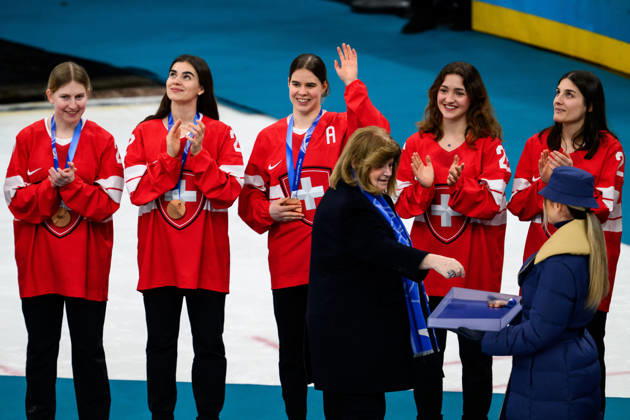 260219 Alina Muller of Switzerland celebrates as she is handed her bronze medal at the medal ceremony after the women s Ice hockey, Eishockey final game between USA and Canada during day 13 of the 2026 Winter Olympics on February 19, 2026 in Milan. Photo: Carl Sandin BILDBYRAN kod CS EW0643 ishockey ice hockey Olympic Games, Olympische Spiele, Olympia, OS olympics winter olympics os ol olympiska spel vinter-os olympiske leker milano cortina 2026 milan cortina 2026 milano cortina 2026 olympic games milano cortina 2026 winter olympic games milano cortina-os milano cortina-ol vinter-ol 13 bbeng dam usa kanada canada final Copyright: CARLxSANDIN BB260219CS140