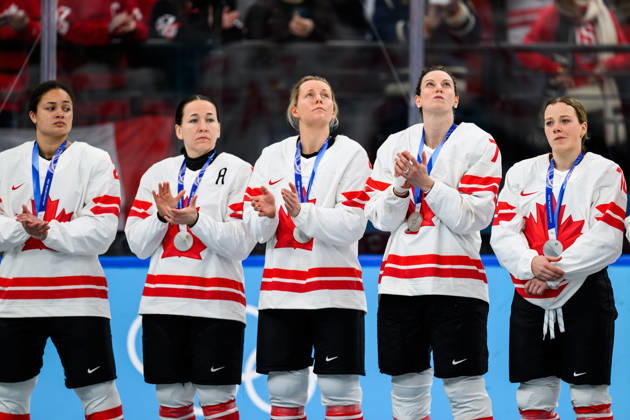 260219 Players of Canada look dejected at the medal ceremony after the women s Ice hockey, Eishockey final game between USA and Canada during day 13 of the 2026 Winter Olympics on February 19, 2026 in Milan. Photo: Emma Wallskog BILDBYRAN kod EW EW0643 ishockey ice hockey Olympic Games, Olympische Spiele, Olympia, OS olympics winter olympics os ol olympiska spel vinter-os olympiske leker milano cortina 2026 milan cortina 2026 milano cortina 2026 olympic games milano cortina 2026 winter olympic games milano cortina-os milano cortina-ol vinter-ol 13 bbeng dam usa kanada canada final depp Copyright: EMMAxWALLSKOG BB260219EW138