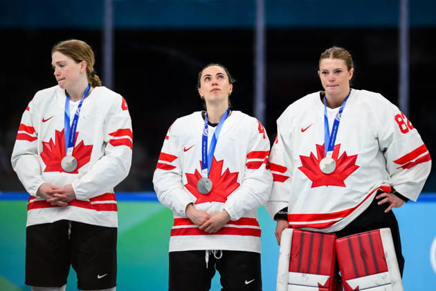 260219 Claire Thompson, Kristin O Neill and goaltender Kayle Osborne of Canada look dejected at the medal ceremony after the women s Ice hockey, Eishockey final game between USA and Canada during day 13 of the 2026 Winter Olympics on February 19, 2026 in Milan. Photo: Emma Wallskog BILDBYRAN kod EW EW0643 ishockey ice hockey Olympic Games, Olympische Spiele, Olympia, OS olympics winter olympics os ol olympiska spel vinter-os olympiske leker milano cortina 2026 milan cortina 2026 milano cortina 2026 olympic games milano cortina 2026 winter olympic games milano cortina-os milano cortina-ol vinter-ol 13 bbeng dam usa kanada canada final depp Copyright: EMMAxWALLSKOG BB260219EW140