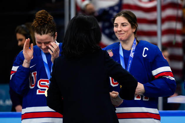 260219 Hilary Knight of USA at the medal ceremony after the women s Ice hockey, Eishockey final game between USA and Canada during day 13 of the 2026 Winter Olympics on February 19, 2026 in Milan. Photo: Emma Wallskog BILDBYRAN kod EW EW0643 ishockey ice hockey Olympic Games, Olympische Spiele, Olympia, OS olympics winter olympics os ol olympiska spel vinter-os olympiske leker milano cortina 2026 milan cortina 2026 milano cortina 2026 olympic games milano cortina 2026 winter olympic games milano cortina-os milano cortina-ol vinter-ol 13 bbeng dam usa kanada canada final jubel guld gold Copyright: EMMAxWALLSKOG BB260219EW143