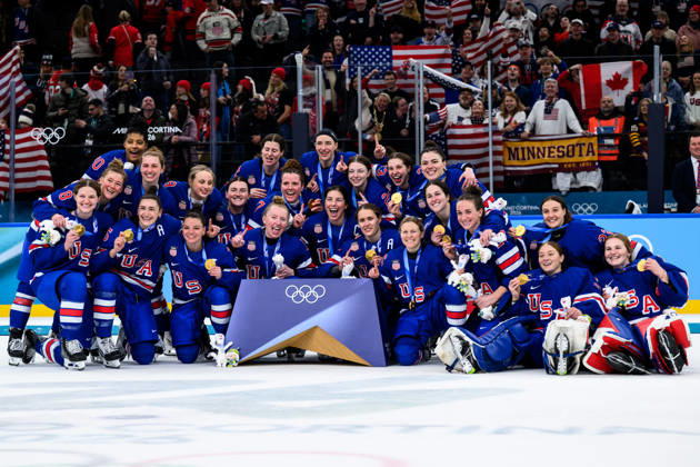 260219 Team USA pose for a photo after the women s Ice hockey, Eishockey final game between USA and Canada during day 13 of the 2026 Winter Olympics on February 19, 2026 in Milan. Photo: Emma Wallskog BILDBYRAN kod EW EW0643 ishockey ice hockey Olympic Games, Olympische Spiele, Olympia, OS olympics winter olympics os ol olympiska spel vinter-os olympiske leker milano cortina 2026 milan cortina 2026 milano cortina 2026 olympic games milano cortina 2026 winter olympic games milano cortina-os milano cortina-ol vinter-ol 13 bbeng dam usa kanada canada final jubel guld gold Copyright: EMMAxWALLSKOG BB260219EW145