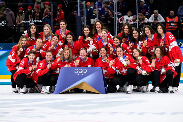 260219 Team Switzerland pose for a photo with their bronze medals after the medal ceremony after the women s Ice hockey, Eishockey final game between USA and Canada during day 13 of the 2026 Winter Olympics on February 19, 2026 in Milan. Photo: Emma Wallskog BILDBYRAN kod EW EW0643 ishockey ice hockey Olympic Games, Olympische Spiele, Olympia, OS olympics winter olympics os ol olympiska spel vinter-os olympiske leker milano cortina 2026 milan cortina 2026 milano cortina 2026 olympic games milano cortina 2026 winter olympic games milano cortina-os milano cortina-ol vinter-ol 13 bbeng dam usa kanada canada final jubel Copyright: EMMAxWALLSKOG BB260219EW147