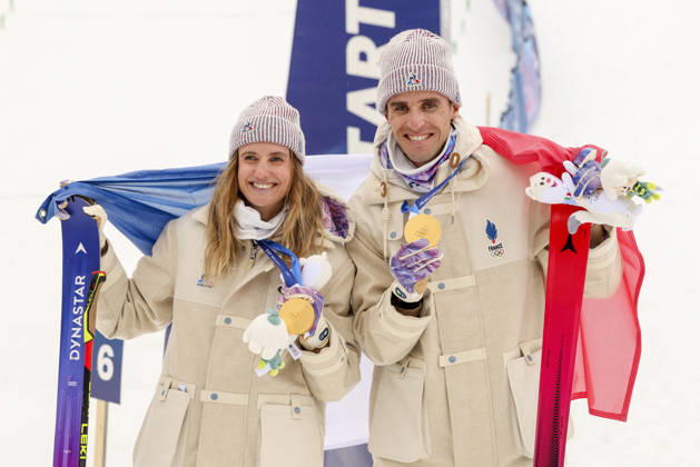 OLYMPICS - Winter Olympic Games, Olympische Spiele, Olympia, OS Milano Cortina 2026 BORMIO,ITALY,21.FEB.26 - OLYMPICS, SKI MOUNTAINEERING - Winter Olympic Games Milano Cortina 2026, Skicross, mixed relay, final, medal ceremony. Image shows the rejoicing of Emily Harrop and Thibault Anselmet (FRA). GEPAxpictures xHaraldxSteiner