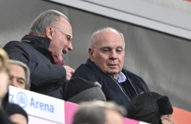 auf der Tribuene Uli Hoeneß Hoeness Ehrenpraesident Aufsichtsrat FC Bayern Muenchen im Gespraech Diskussion mit FCB Karl-Heinz Rummenigge FC Bayern Muenchen FCB vs Eintracht Frankfurt SGE 21.02.2026 DFL REGULATIONS PROHIBIT ANY USE OF PHOTOGRAPHS AS IMAGE SEQUENCES AND OR QUASI-VIDEO FC Bayern Muenchen FCB vs Eintracht Frankfurt SGE