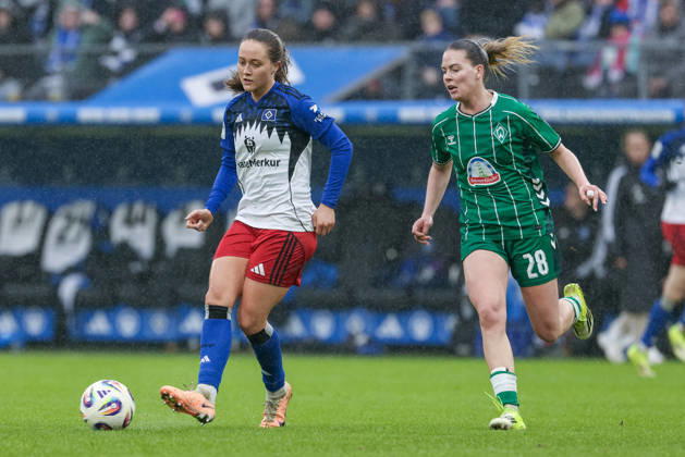 v.li.: Camilla Linberg (Hamburger SV, HSV, 47) und Juliane Wirtz (SV Werder Bremen, 28) im Zweikampf, Duell, Dynamik, Aktion, Action, Spielszene, DIE DFB-RICHTLINIEN UNTERSAGEN JEGLICHE NUTZUNG VON FOTOS ALS SEQUENZBILDER UND ODER VIDEOÄHNLICHE FOTOSTRECKEN. DFB REGULATIONS PROHIBIT ANY USE OF PHOTOGRAPHS AS IMAGE SEQUENCES AND OR QUASI-VIDEO., 21.02.2026, Hamburg (Deutschland), Fussball, Google Pixel Frauen-Bundesliga, Hamburger SV - SV Werder Bremen