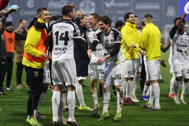 STVV s players celebrate after winning a soccer match between FCV Dender EH and Sint-Truidense VV, Saturday 21 February 2026 in Denderleeuw, on day 26 of the 2025-2026 Jupiler Pro League first division of the Belgian championship. VIRGINIExLEFOUR x164437987x