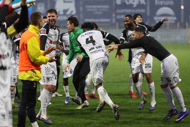 STVV s players celebrate after winning a soccer match between FCV Dender EH and Sint-Truidense VV, Saturday 21 February 2026 in Denderleeuw, on day 26 of the 2025-2026 Jupiler Pro League first division of the Belgian championship. VIRGINIExLEFOUR x164438001x