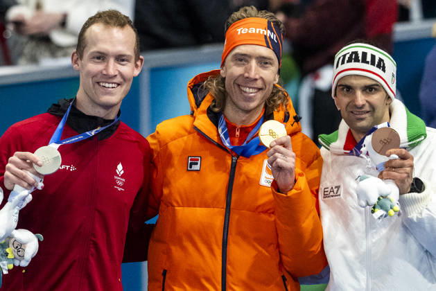 Speed skating, Eisschnelllauf - Milano Cortina 2026 Winter Olympics: Day 15 Silver medallist Denmark s Viktor Hald Thorup, gold medallist Netherlands Jorrit Bergsma and bronze medallist Italy s Andrea Giovannini pose following the victory ceremony of the speed skating men s mass start final during the Milano Cortina 2026 Winter Olympic Games, Olympische Spiele, Olympia, OS at Milano Speed Skating Stadium in Milan on February 21, 2026. Milano Italy  Copyright: xAndrzejxIwanczukx originalFilename:iwanczuk-speedska260221_nplV7.jpg